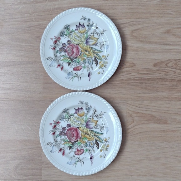 Plates Windsor Ware Garden Bouquet Made in England Two 8 inch diameter Vintage - Picture 1 of 5